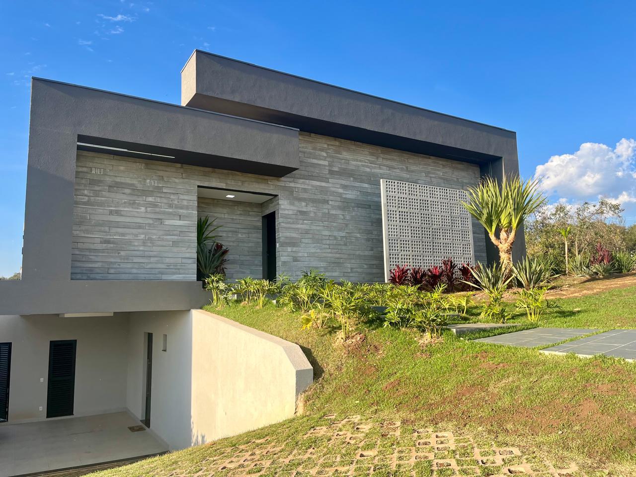 Casa de Alto Padrão a Venda no Condomínio Parque dos Resedás  