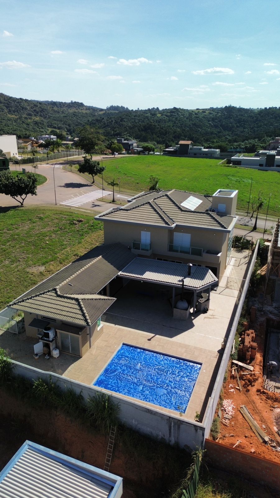 Casa 5 Suítes, Piscina e Espaço Gourmet à Venda no Condomínio Vida Real 