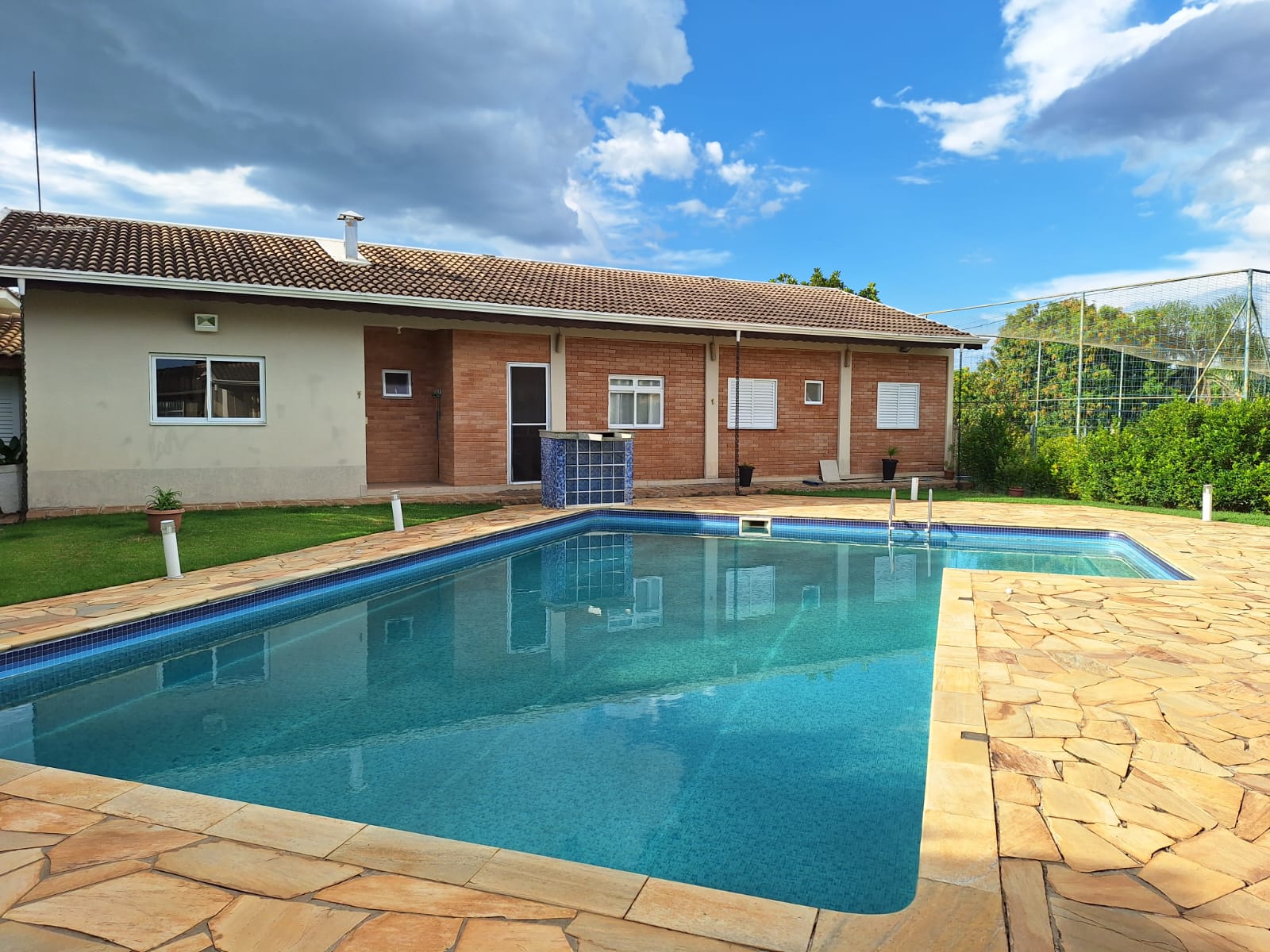 Casa Térrea com 4 suítes e piscina a Venda no Condomínio Horizonte Azul 
