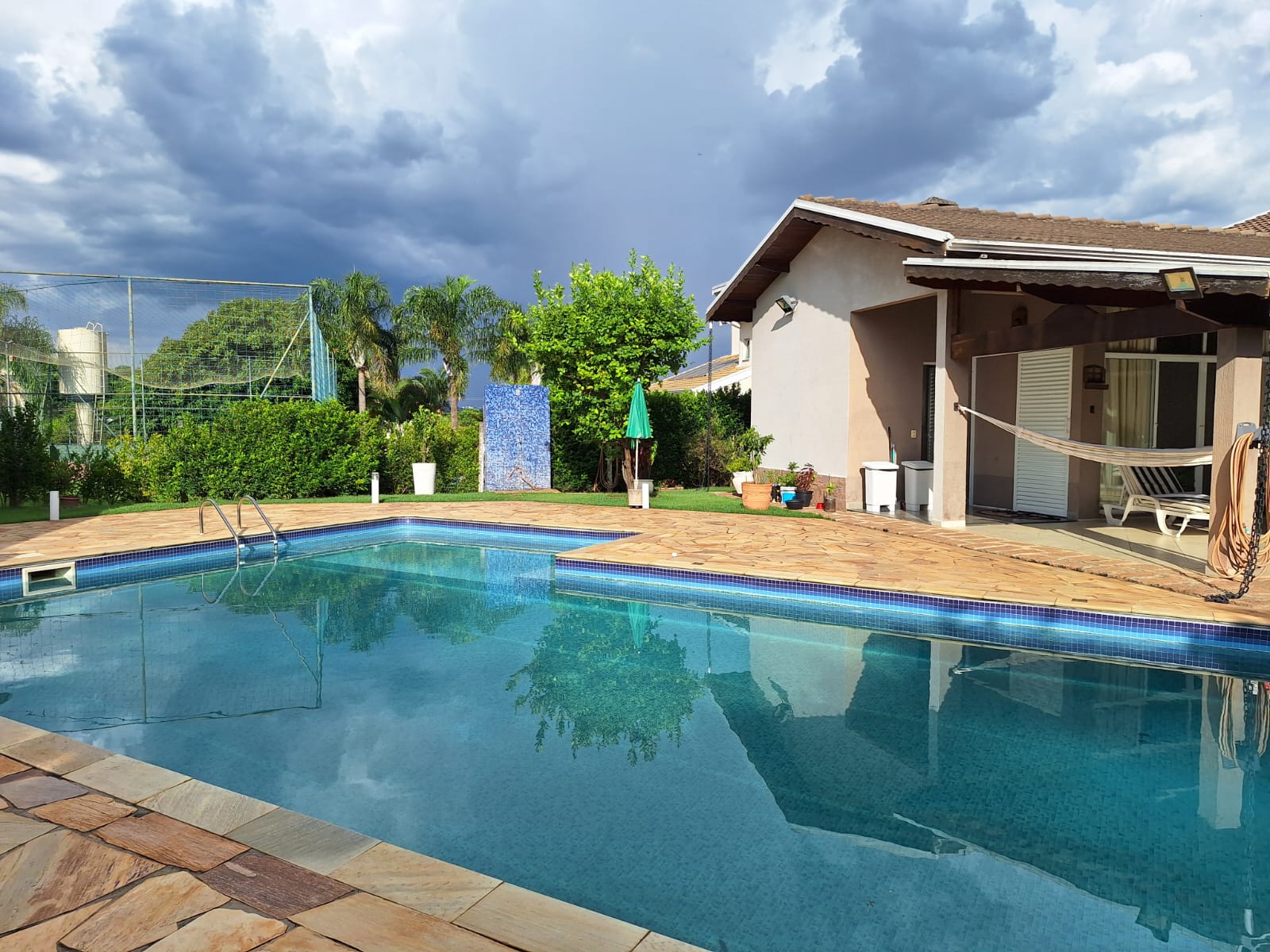 Casa Térrea com 4 suítes e piscina a Venda no Condomínio Horizonte Azul 