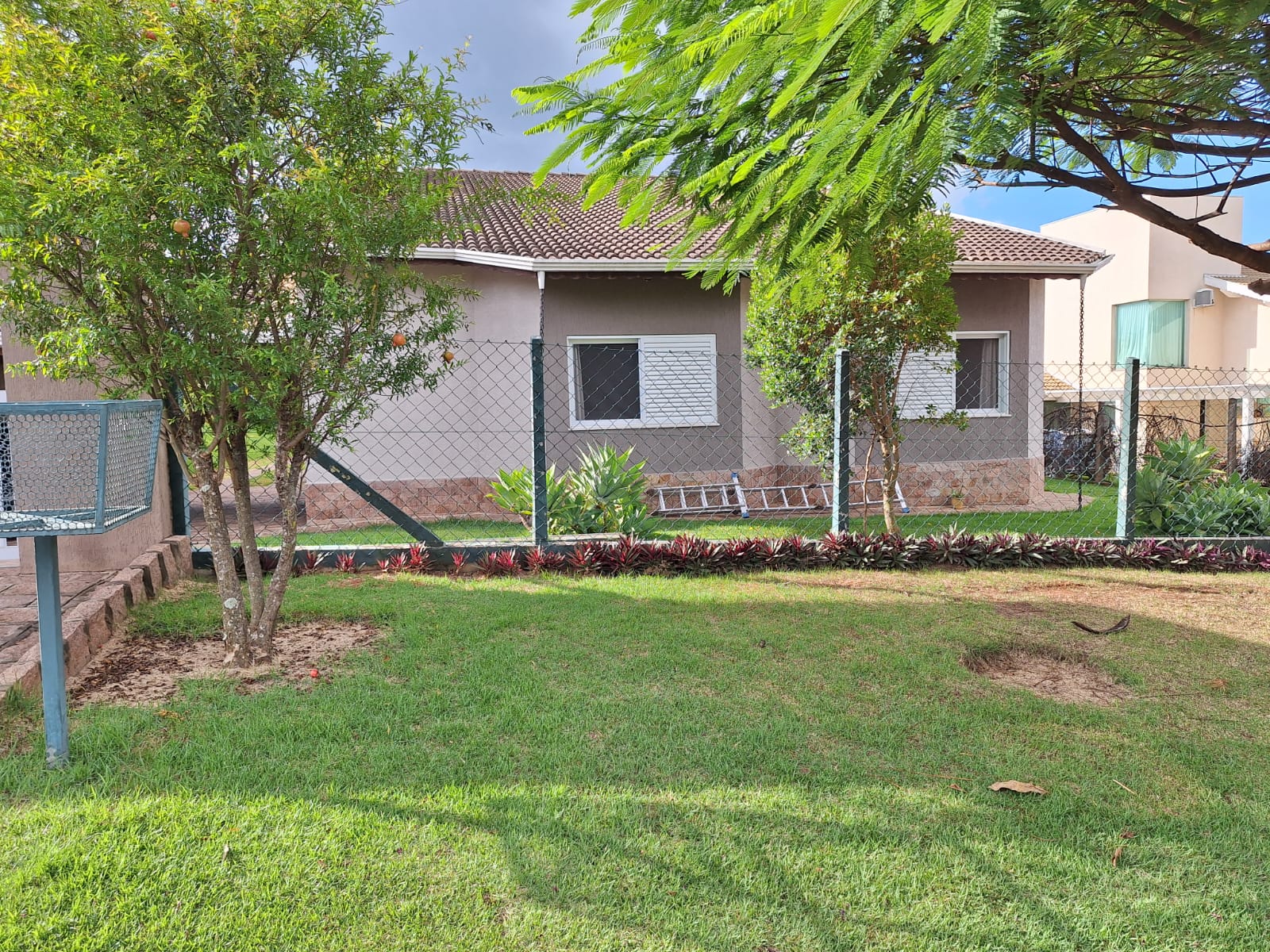 Casa Térrea com 4 suítes e piscina a Venda no Condomínio Horizonte Azul 