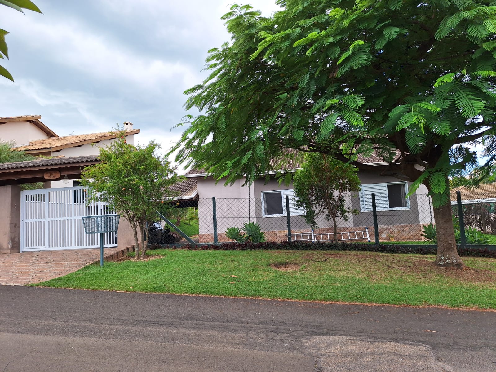 Casa Térrea com 4 suítes e piscina a Venda no Condomínio Horizonte Azul 
