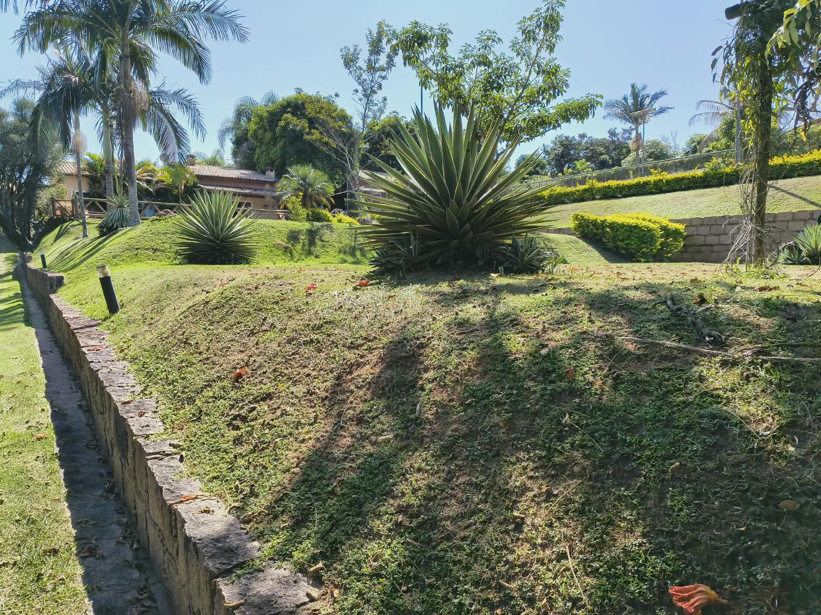 Casa com Quadra de Tênis Oficial à Venda no Condomínio Horizonte Azul 1