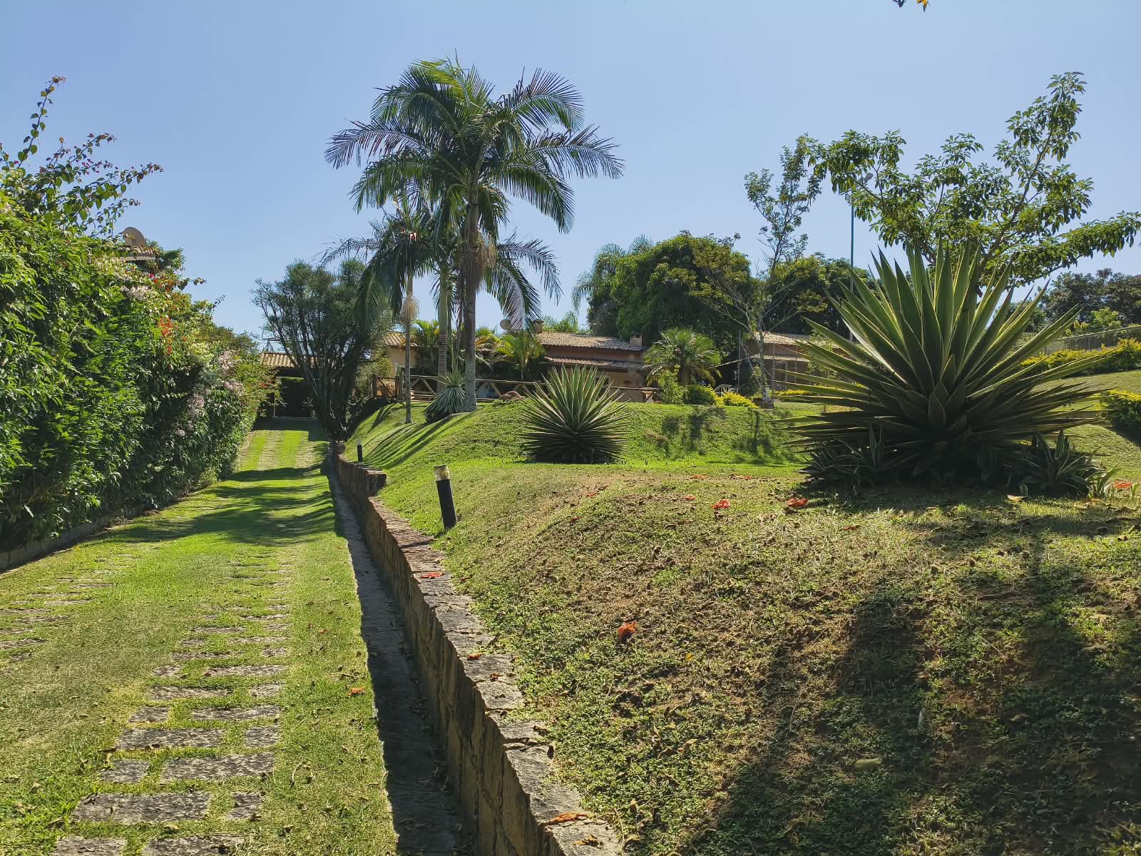 Casa com Quadra de Tênis Oficial à Venda no Condomínio Horizonte Azul 1