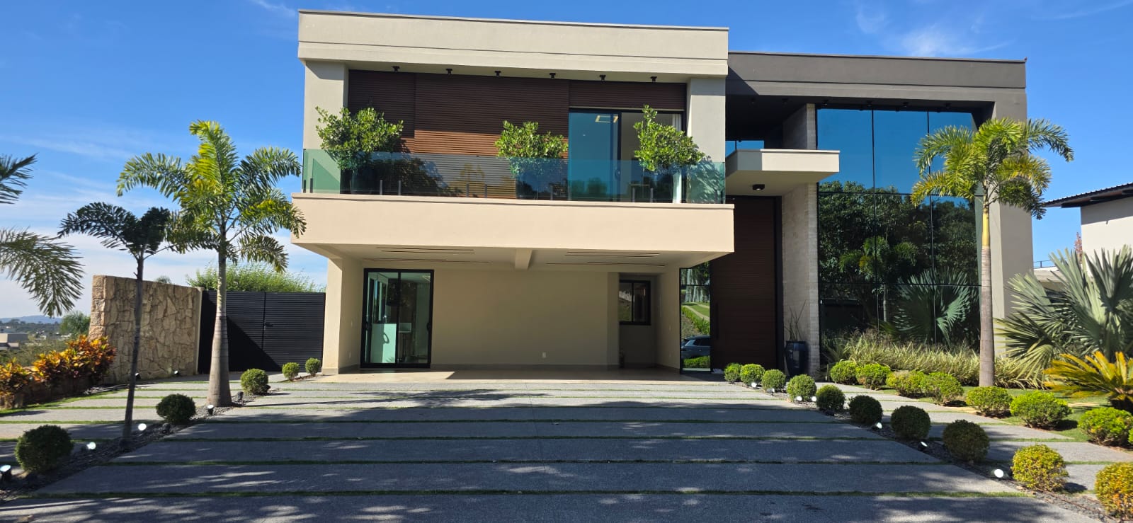 Casa de Alto Padrão à Venda no Condomínio Fazenda Serra Azul 1 em Itupeva SP - 4 Suítes e 567m²