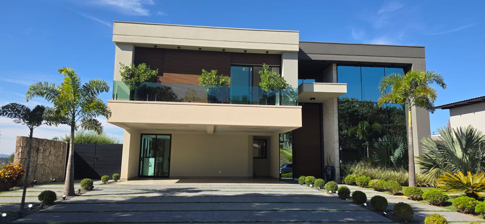 Casa de Alto Padrão à Venda no Condomínio Fazenda Serra Azul 1 em Itupeva SP - 4 Suítes e 567m²