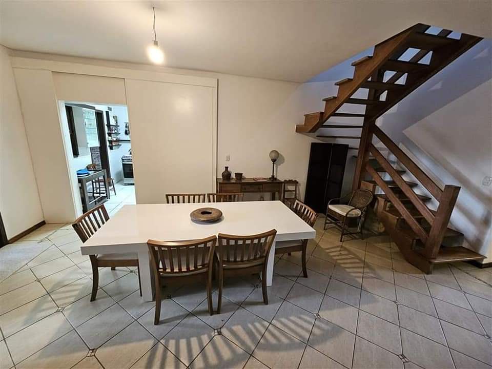 CASA EM CONDOMÍNIO