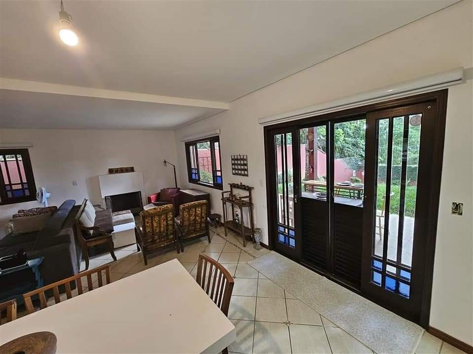 CASA EM CONDOMÍNIO