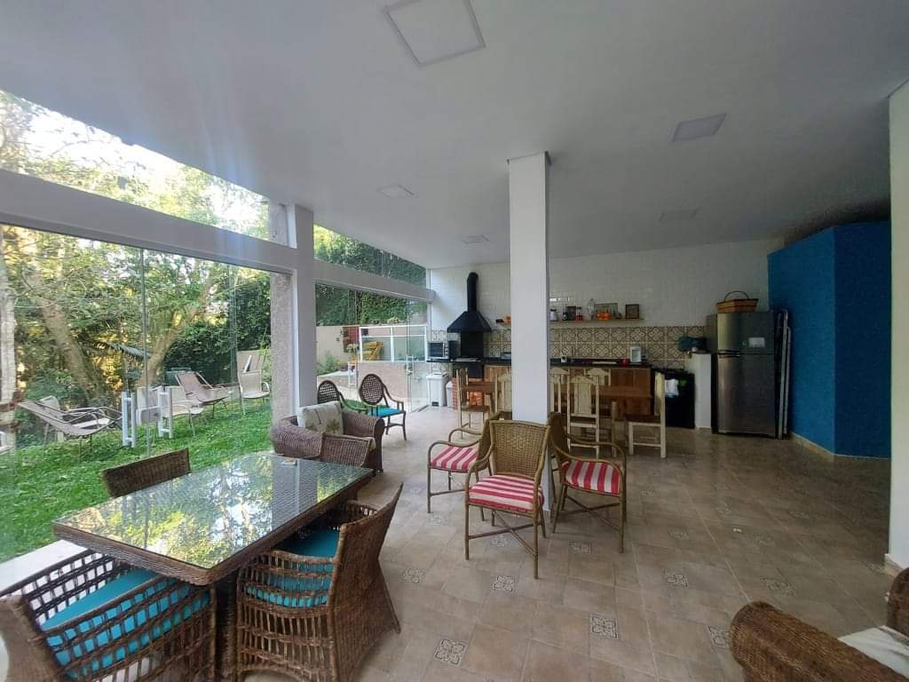 CASA EM CONDOMÍNIO