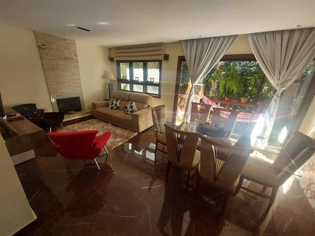 CASA EM CONDOMÍNIO