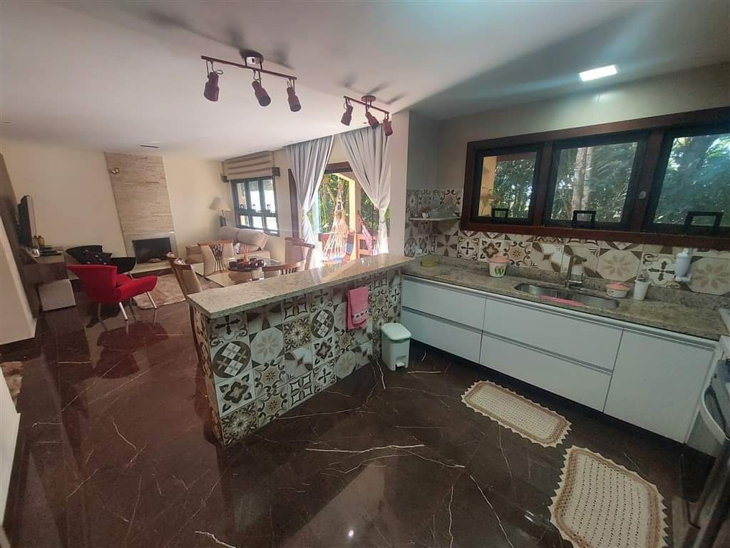CASA EM CONDOMÍNIO