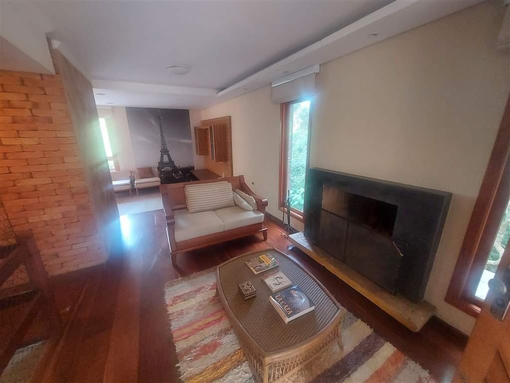 CASA EM CONDOMÍNIO