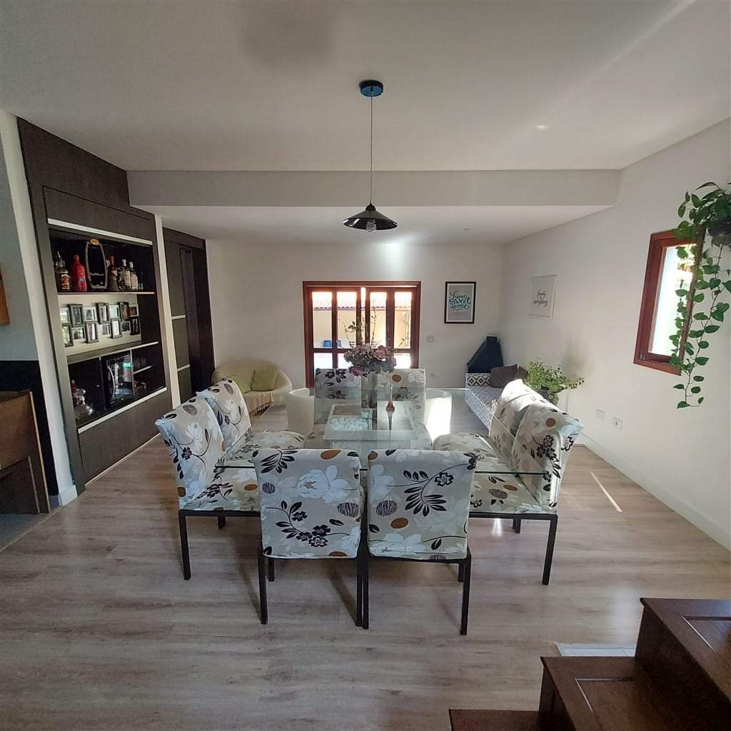 CASA EM CONDOMÍNIO