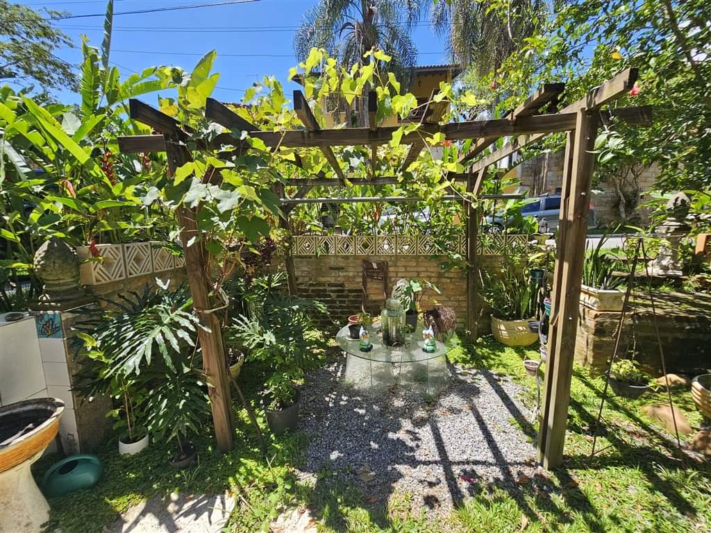 CASA EM CONDOMÍNIO