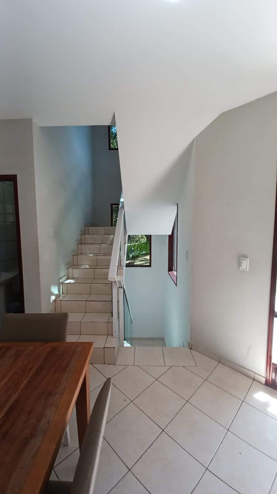 CASA EM CONDOMÍNIO
