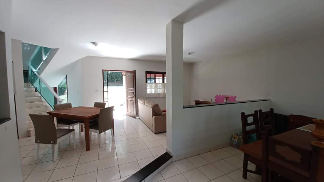 CASA EM CONDOMÍNIO