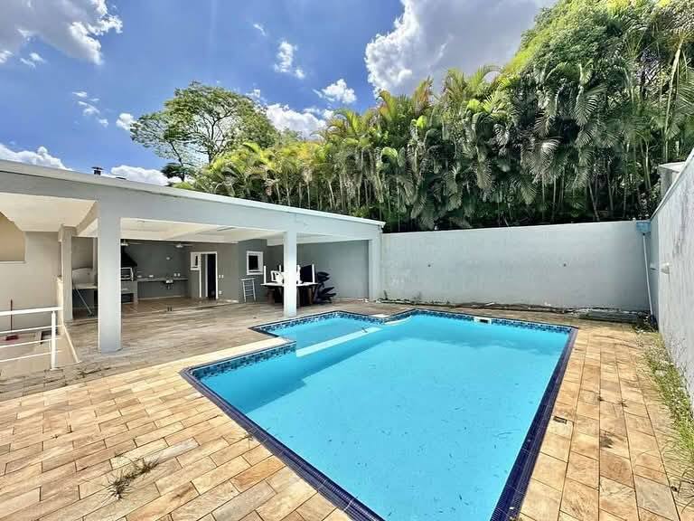 Vende-se Linda Casa no Cond. Golf Village - 4 dorms / 3 suítes, 2 escritórios, área gourmet e piscina!