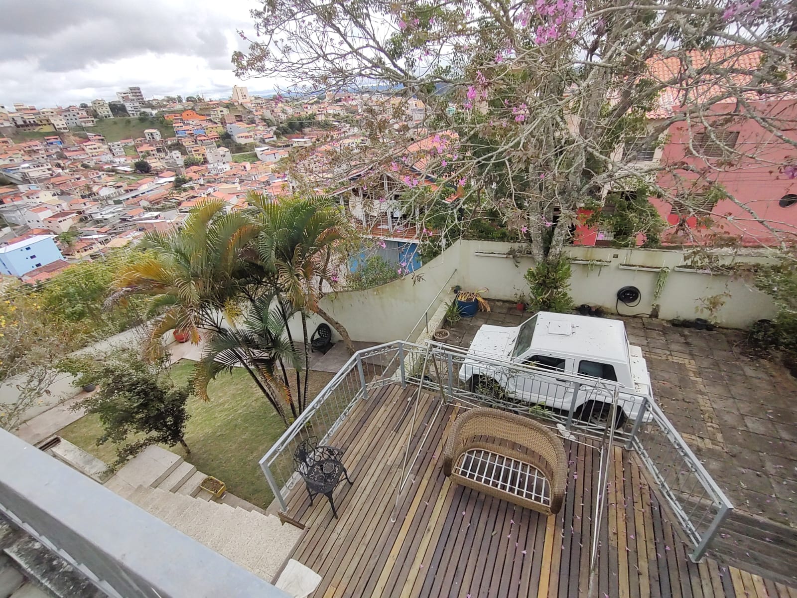 Excelente casa mobiliada á venda .
