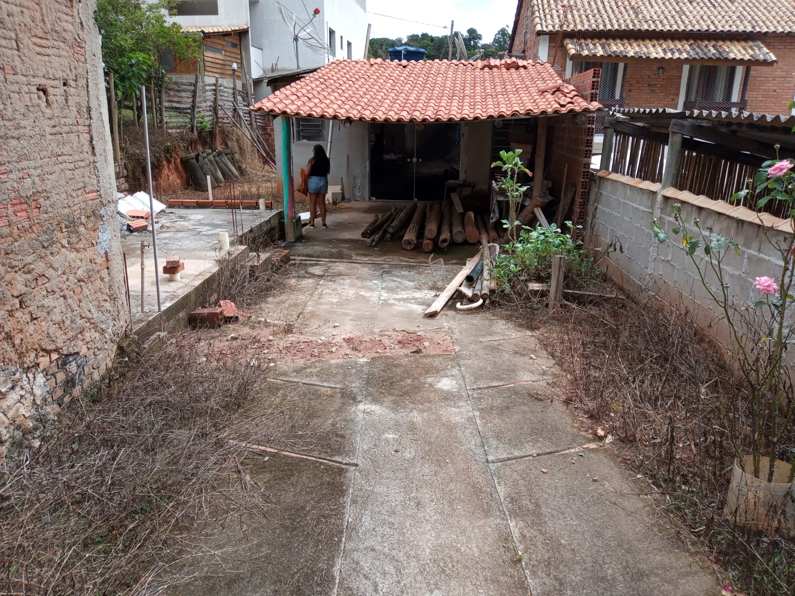 LOTE com 233 metros de área externa, e 130 metros de área construída 