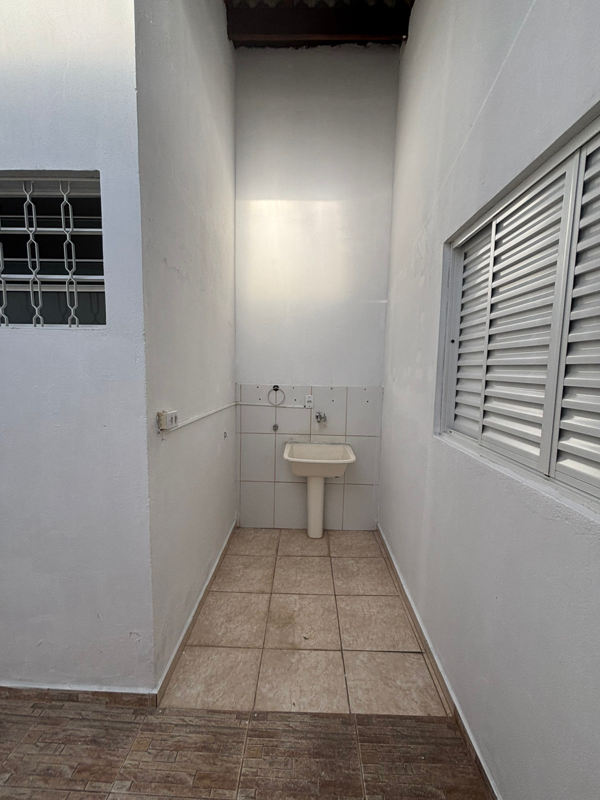 ALUGA-SE CASA INDUSTRIAL