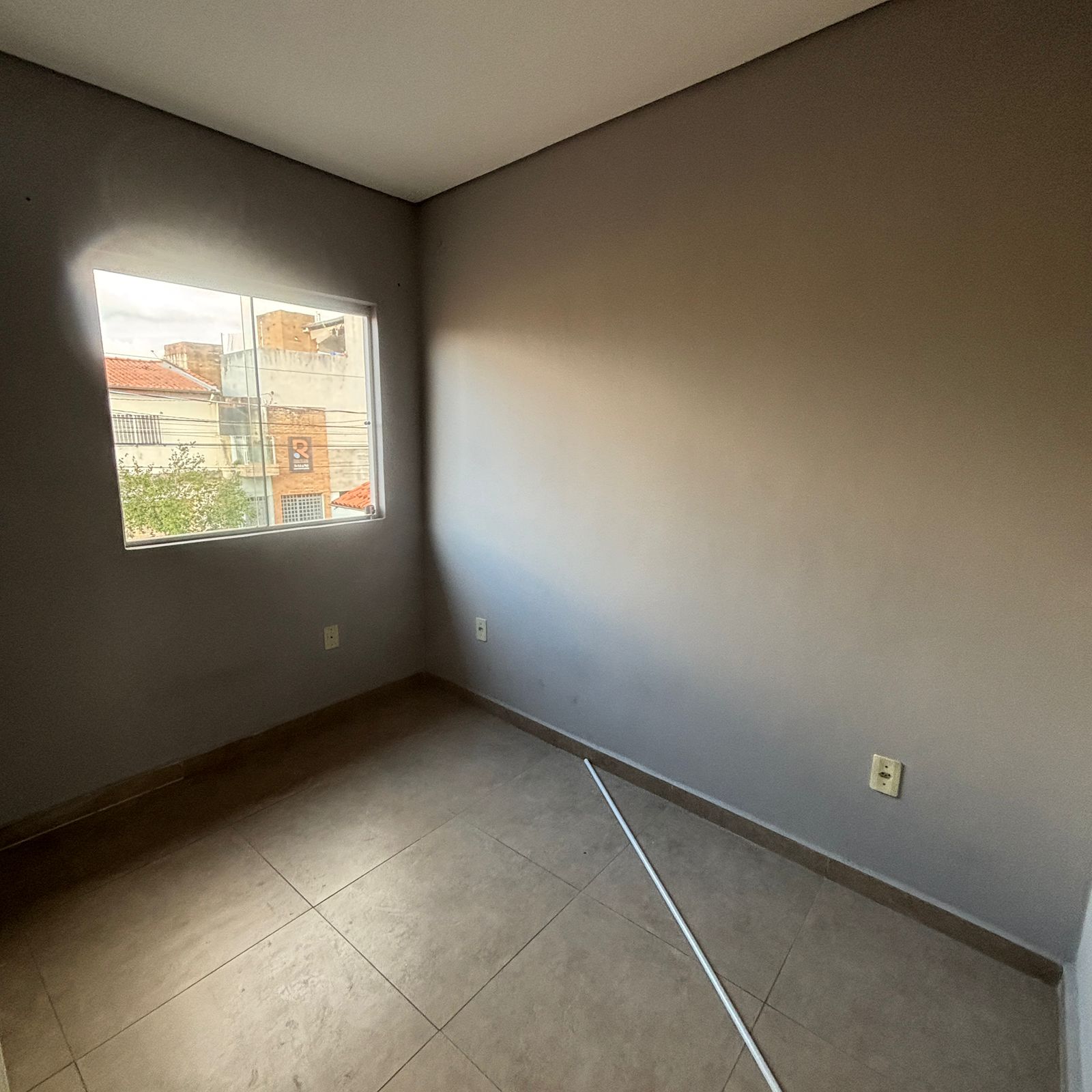 ALUGA-SE APARTAMENTO NO CENTRO