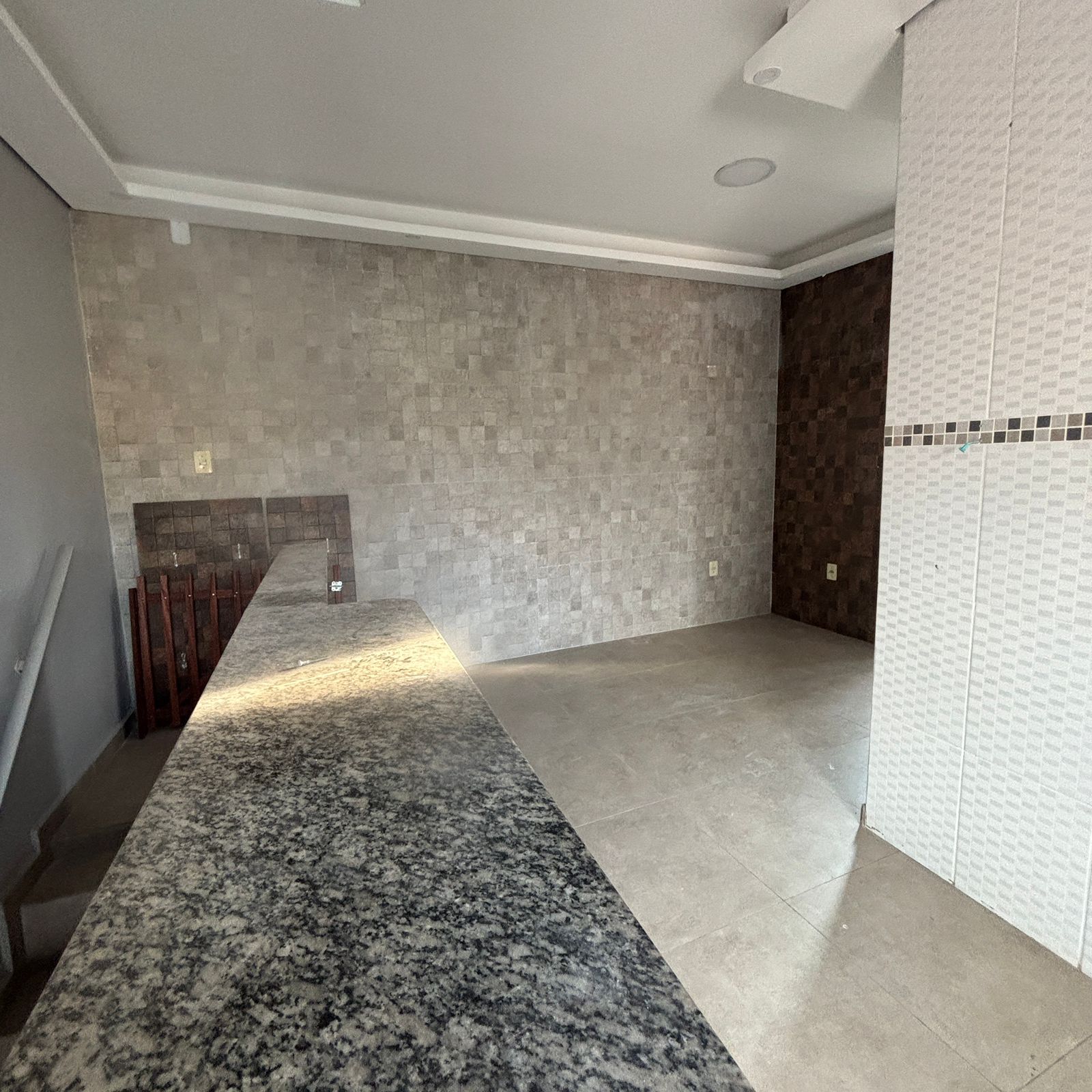 ALUGA-SE APARTAMENTO NO CENTRO