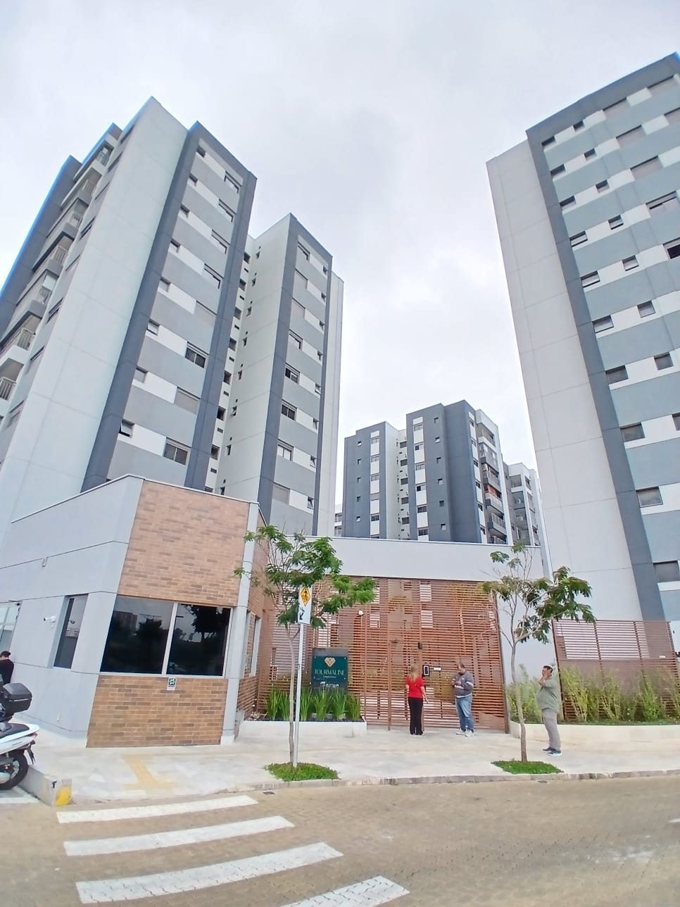 O Espaço de uma Casa com a Segurança de um Resort: 2 dormitórios com suíte no Unique Green!