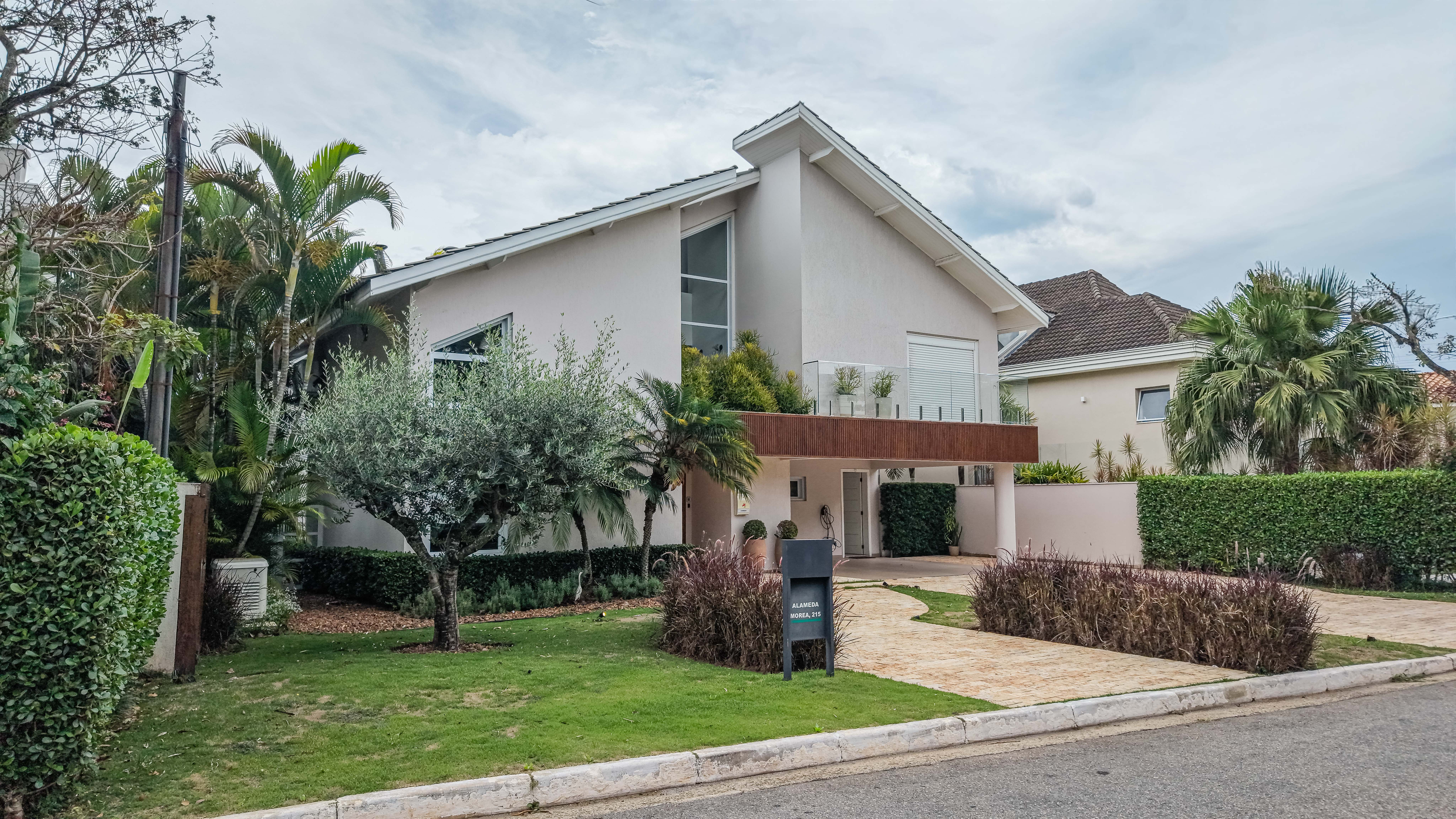 Luxo e Tecnologia no Tamboré 3: Mansão Mobiliada, 4 Suítes, Automação e Gerador 100%
