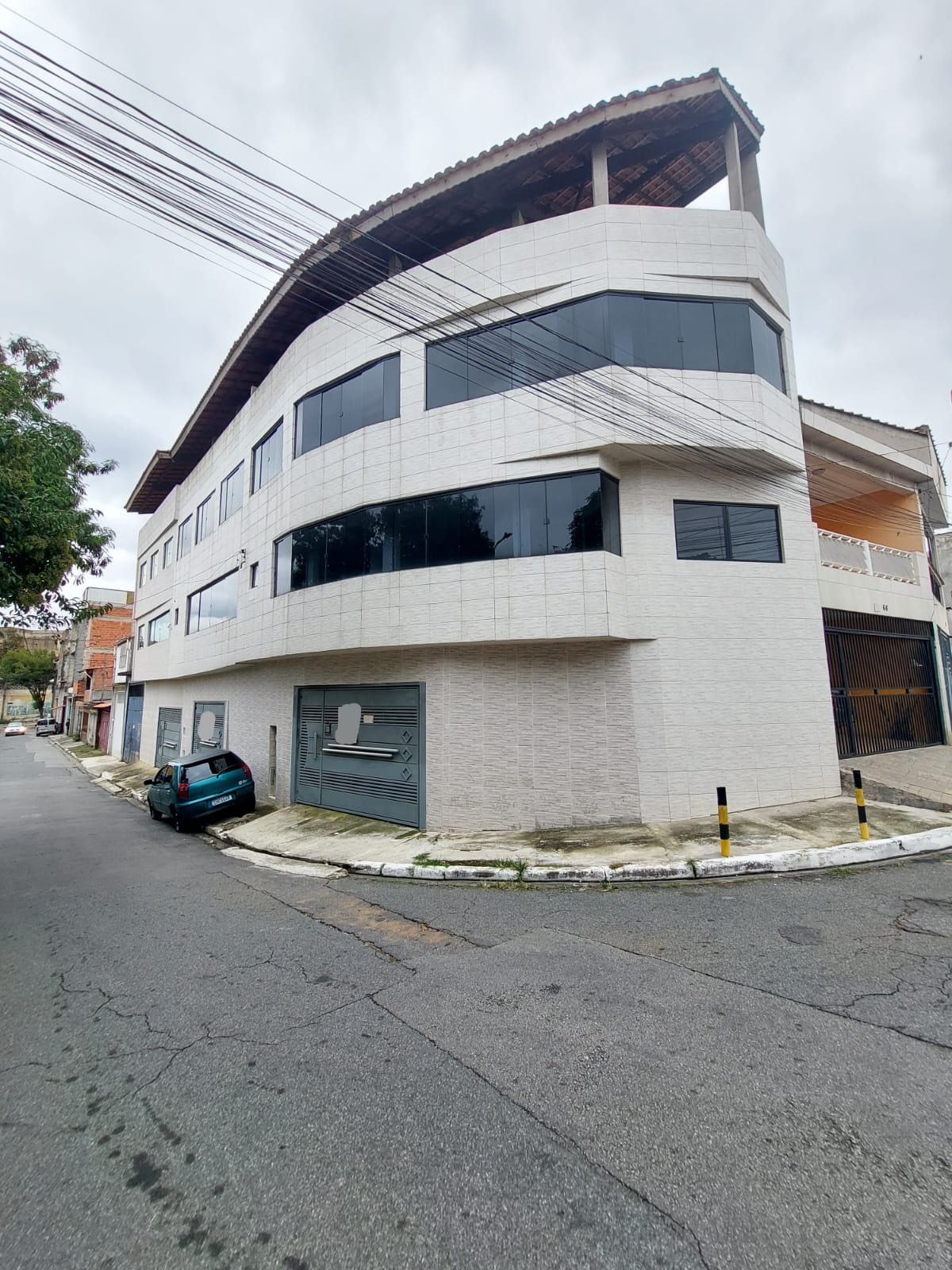 Sobrado de Esquina Novo para Locação no Jardim Três Marias – 3 Quartos, 3 Banheiros e 2 Vagas