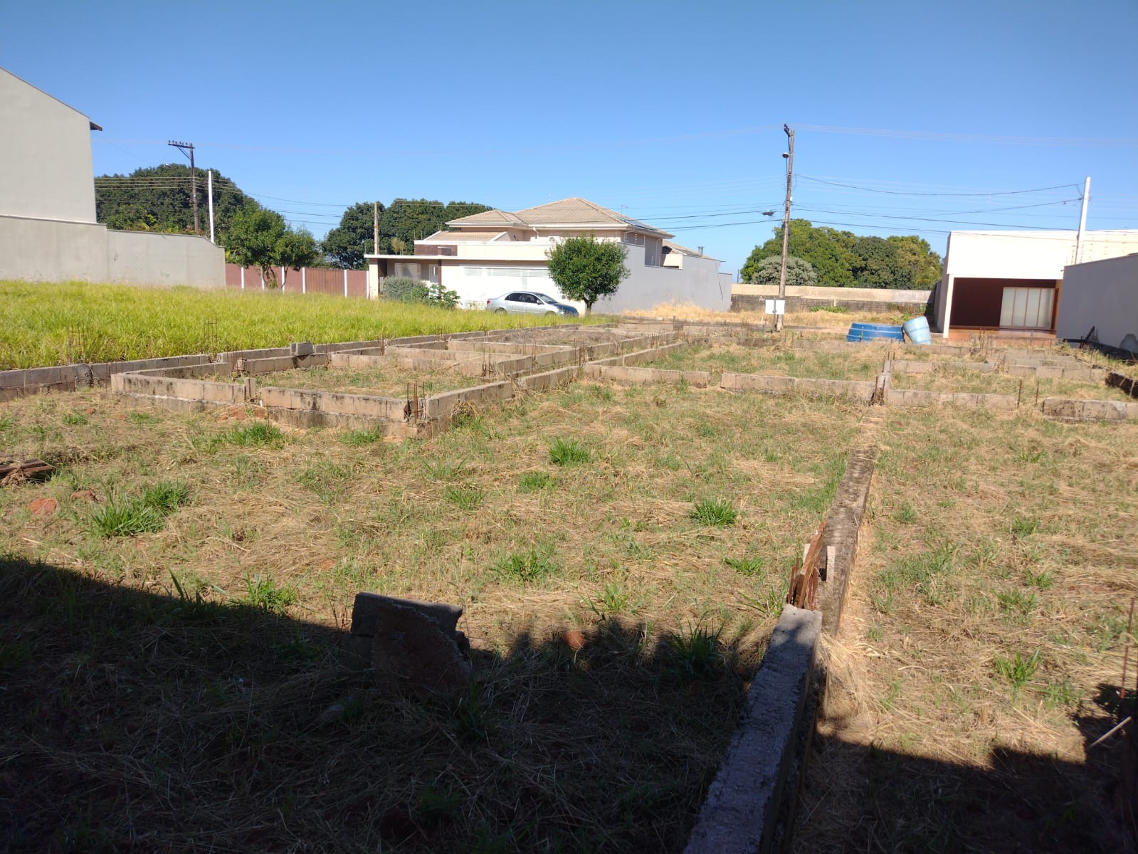 VENDE - TERRENO DE 525 m² COM PROJETO MAGNIFICO - CONDOMÍNIO SANTA MÔNICA - EM BRODOWSKI-SP