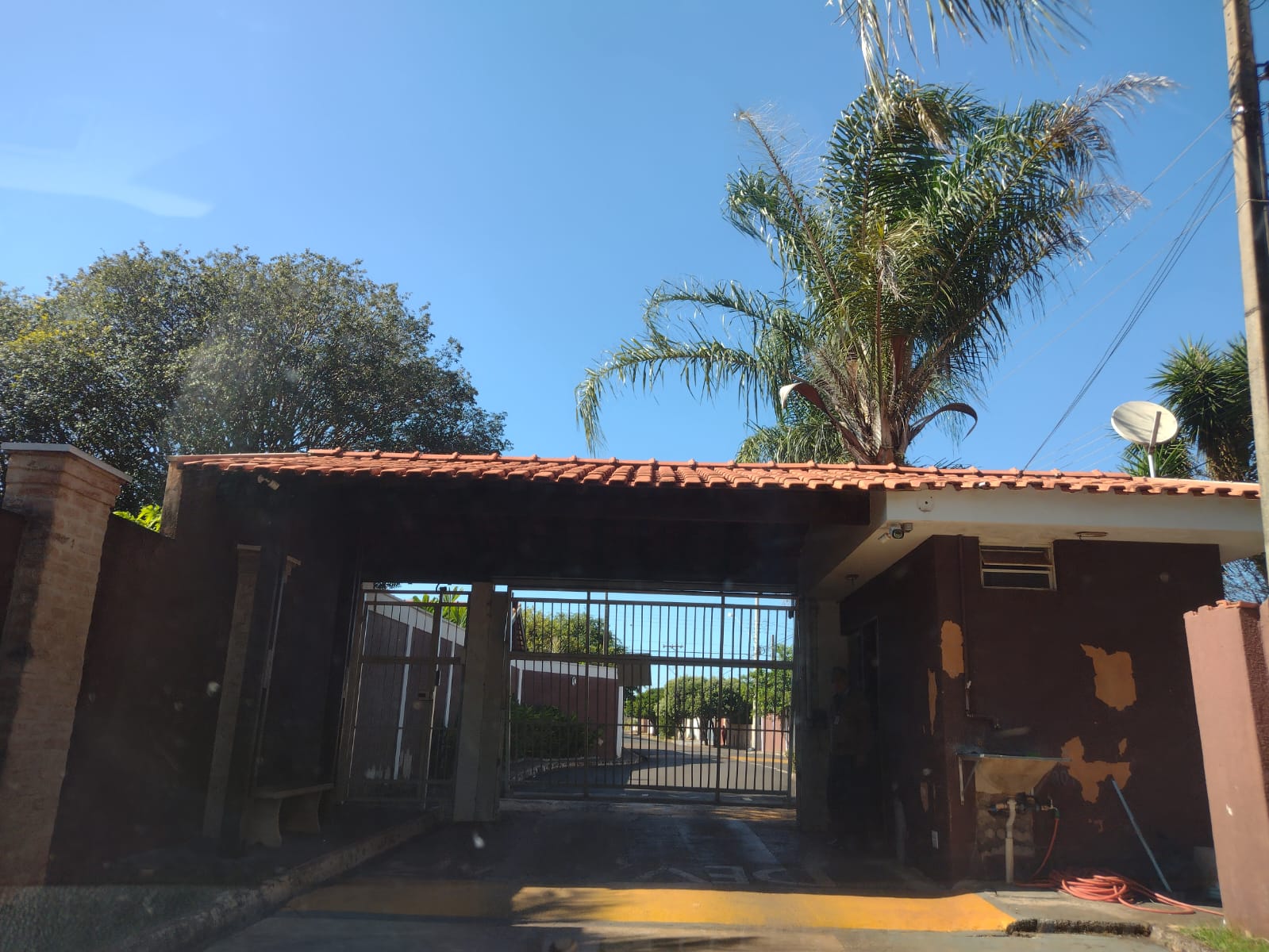 VENDE - TERRENO DE 525 m² COM PROJETO MAGNIFICO - CONDOMÍNIO SANTA MÔNICA - EM BRODOWSKI-SP