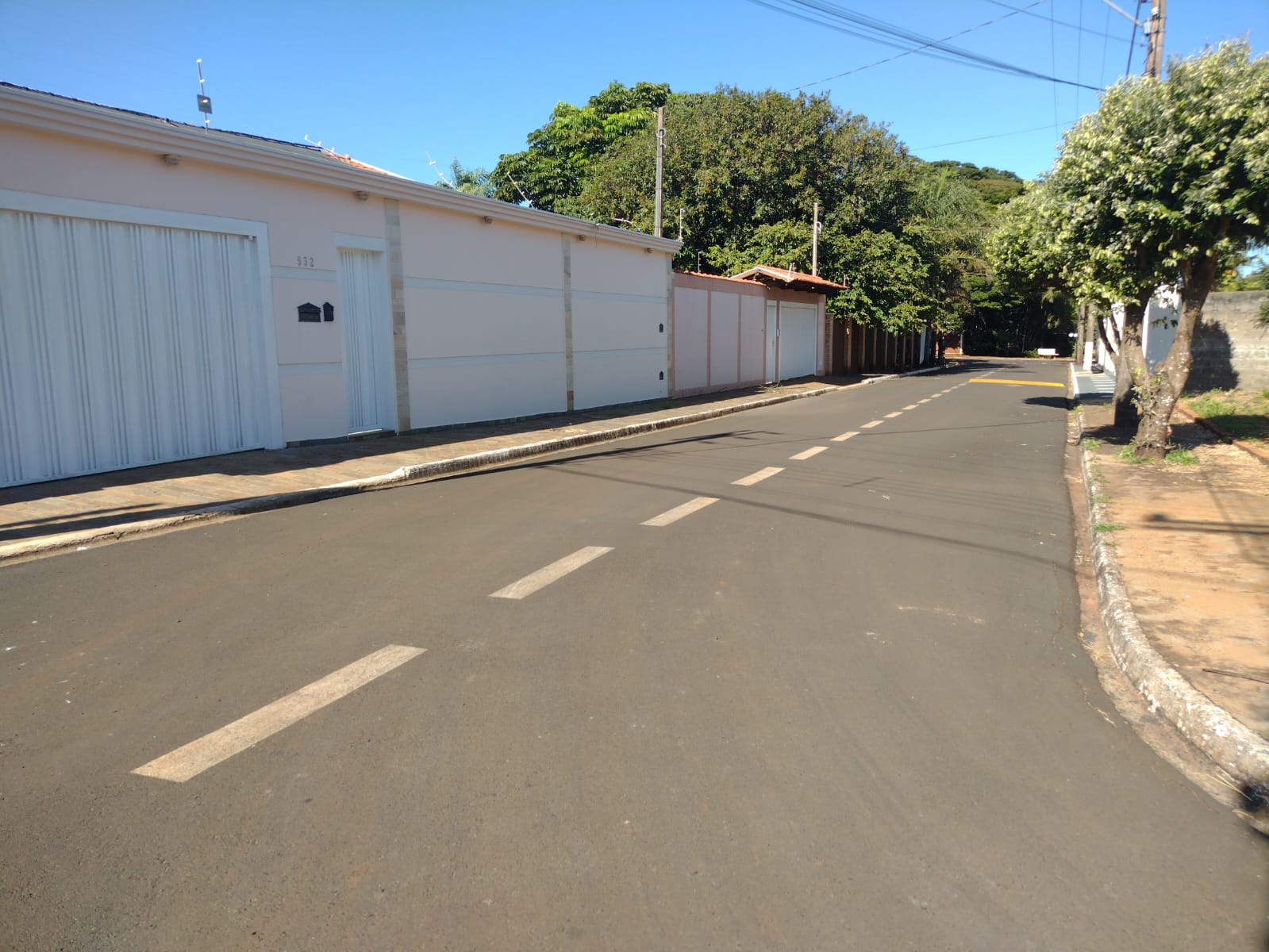 VENDE - TERRENO DE 525 m² COM PROJETO MAGNIFICO - CONDOMÍNIO SANTA MÔNICA - EM BRODOWSKI-SP
