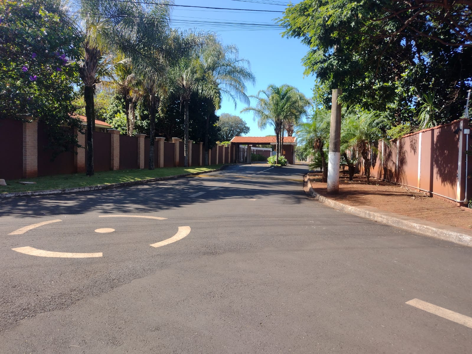 VENDE - TERRENO DE 525 m² COM PROJETO MAGNIFICO - CONDOMÍNIO SANTA MÔNICA - EM BRODOWSKI-SP