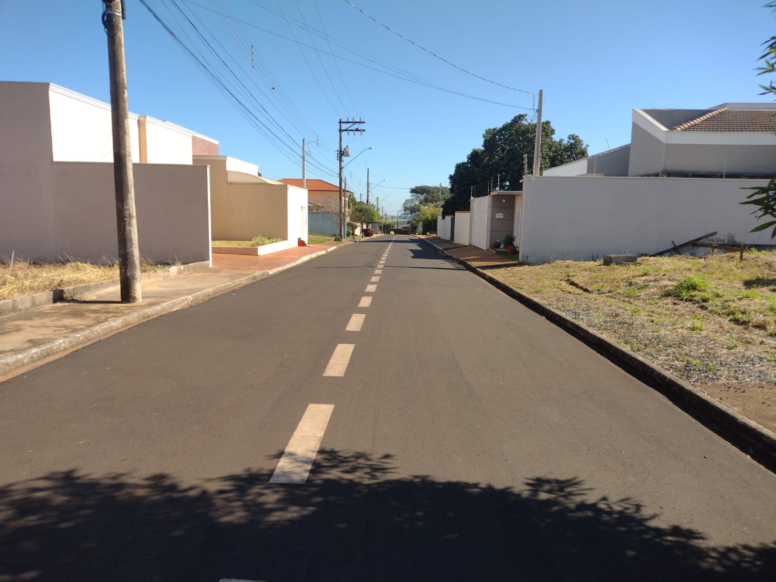 VENDE - TERRENO DE 525 m² COM PROJETO MAGNIFICO - CONDOMÍNIO SANTA MÔNICA - EM BRODOWSKI-SP