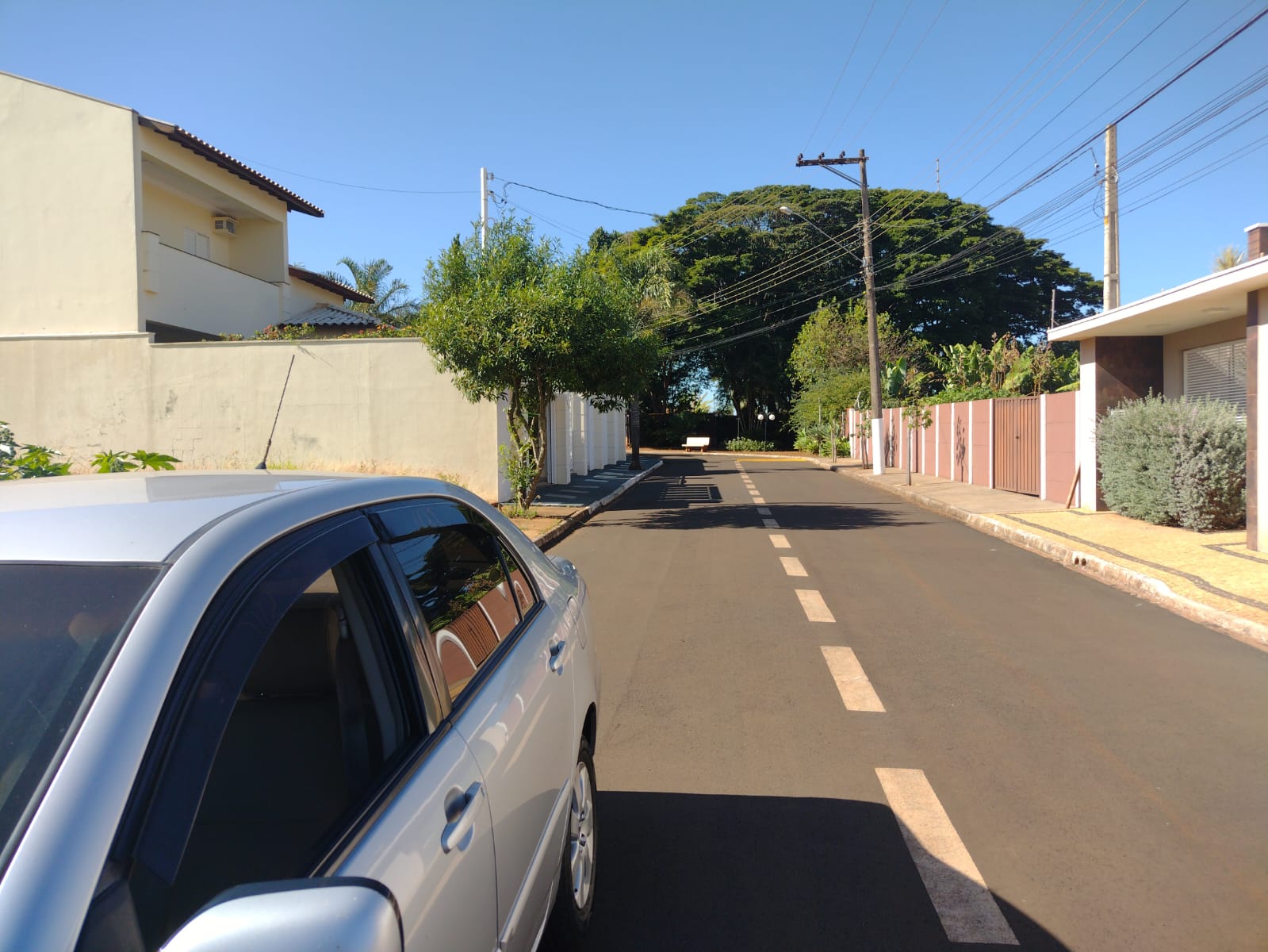 VENDE - TERRENO DE 525 m² COM PROJETO MAGNIFICO - CONDOMÍNIO SANTA MÔNICA - EM BRODOWSKI-SP