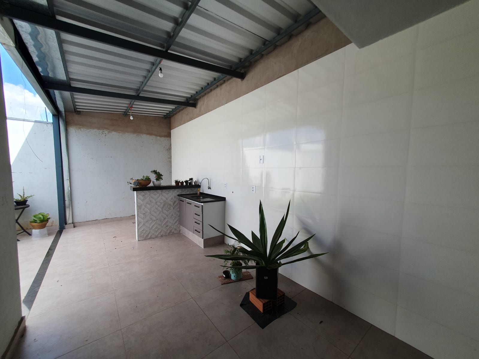 VENDIDO PELA SUELI HAUS IMÓVEIS - CASA 02 DORMITÓRIOS 01 SUÍTE - CONDOMÍNIO JADE - BRODOWSKI-SP