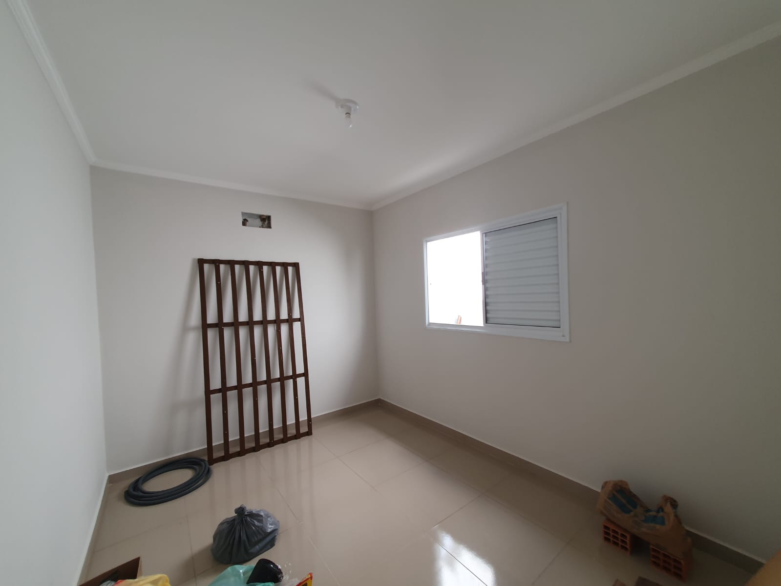 VENDIDO PELA SUELI HAUS IMÓVEIS - CASA 02 DORMITÓRIOS 01 SUÍTE - CONDOMÍNIO JADE - BRODOWSKI-SP