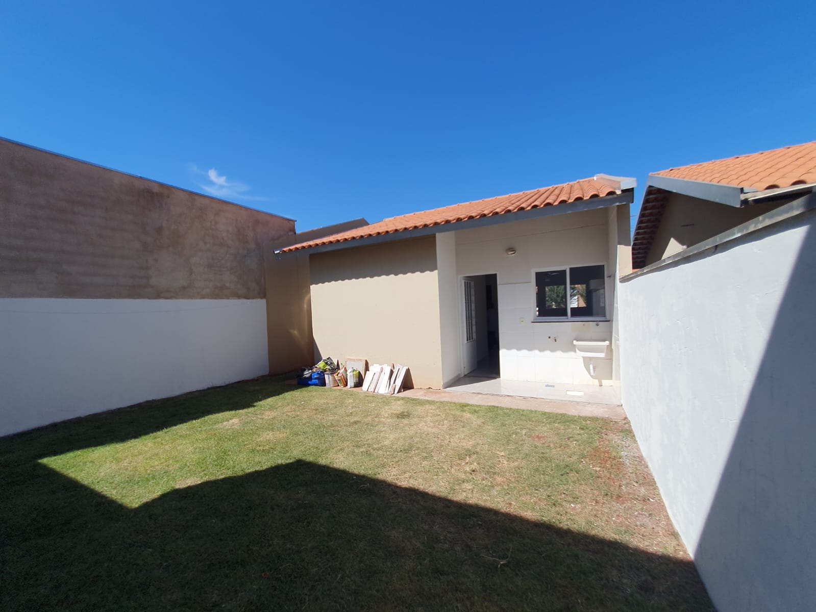 VENDE - CASA 2 DORMITÓRIOS - CONDOMINIO TOPÁZIO - BRODOWSKI 