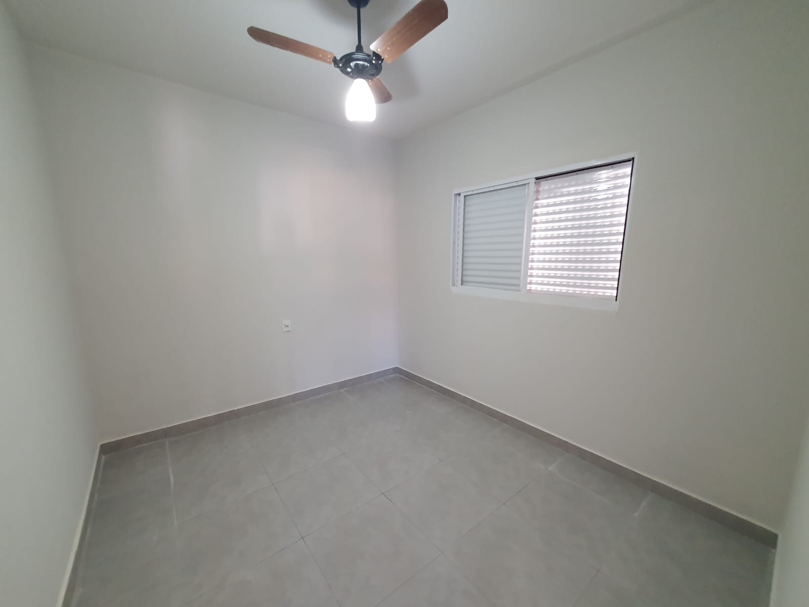 VENDE - CASA 2 DORMITÓRIOS - CONDOMINIO TOPÁZIO - BRODOWSKI 