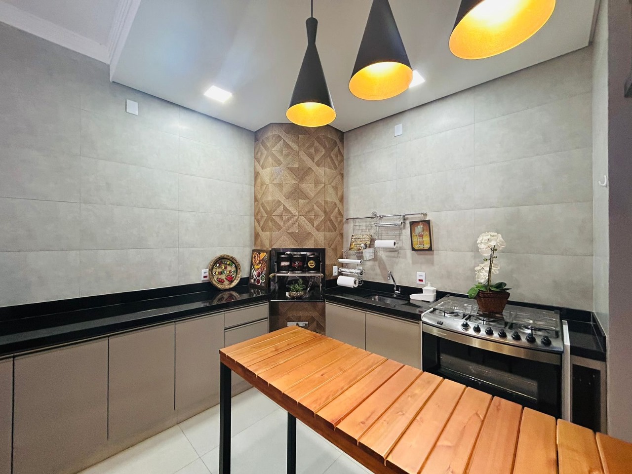 VENDE: CASA 03 DORMITÓRIOS - OFURÔ - CENTRO - BRODOWSKI-SP.