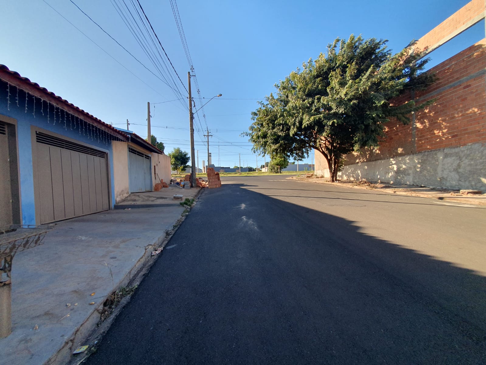 VENDE - CASA 02 QUARTOS - RESIDENCIAL BOM JARDIM - EM BRODOWSKI-SP.