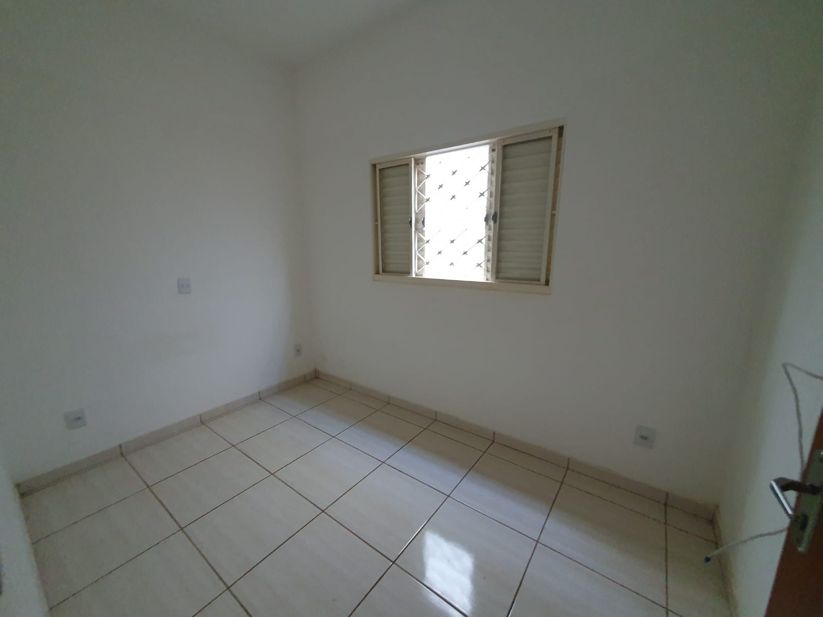VENDE - CASA 02 QUARTOS - RESIDENCIAL BOM JARDIM - EM BRODOWSKI-SP.