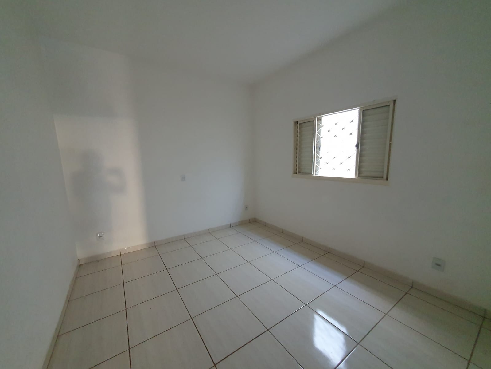 VENDE - CASA 02 QUARTOS - RESIDENCIAL BOM JARDIM - EM BRODOWSKI-SP.