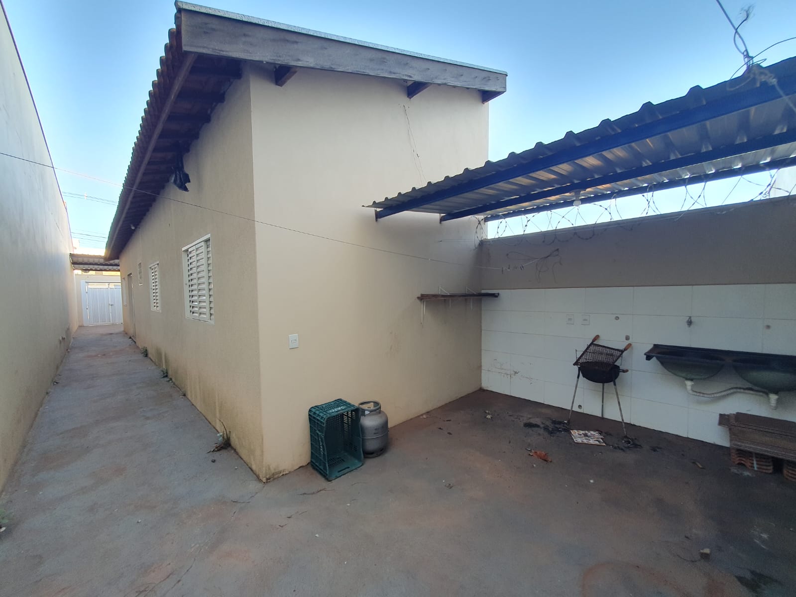 VENDE - CASA 02 QUARTOS - RESIDENCIAL BOM JARDIM - EM BRODOWSKI-SP.