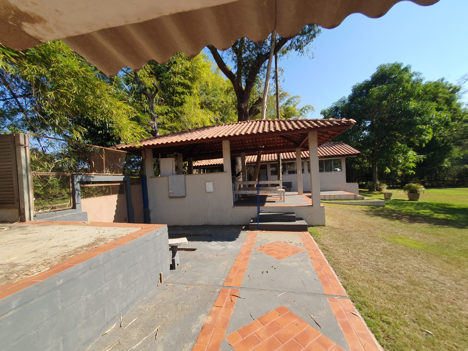 VENDE: RANCHO COMPLETO - BEIRA DO RIO PARDO - FAZENDA PAREDÃO -SERRANA-SP.