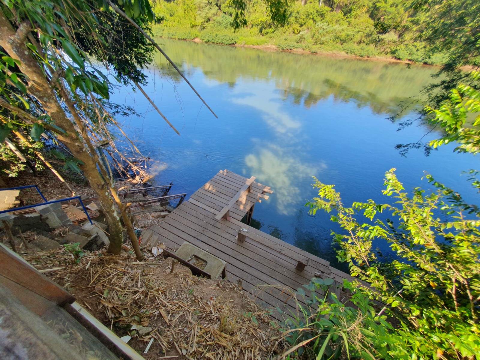 VENDE: RANCHO COMPLETO - BEIRA DO RIO PARDO - FAZENDA PAREDÃO -SERRANA-SP.