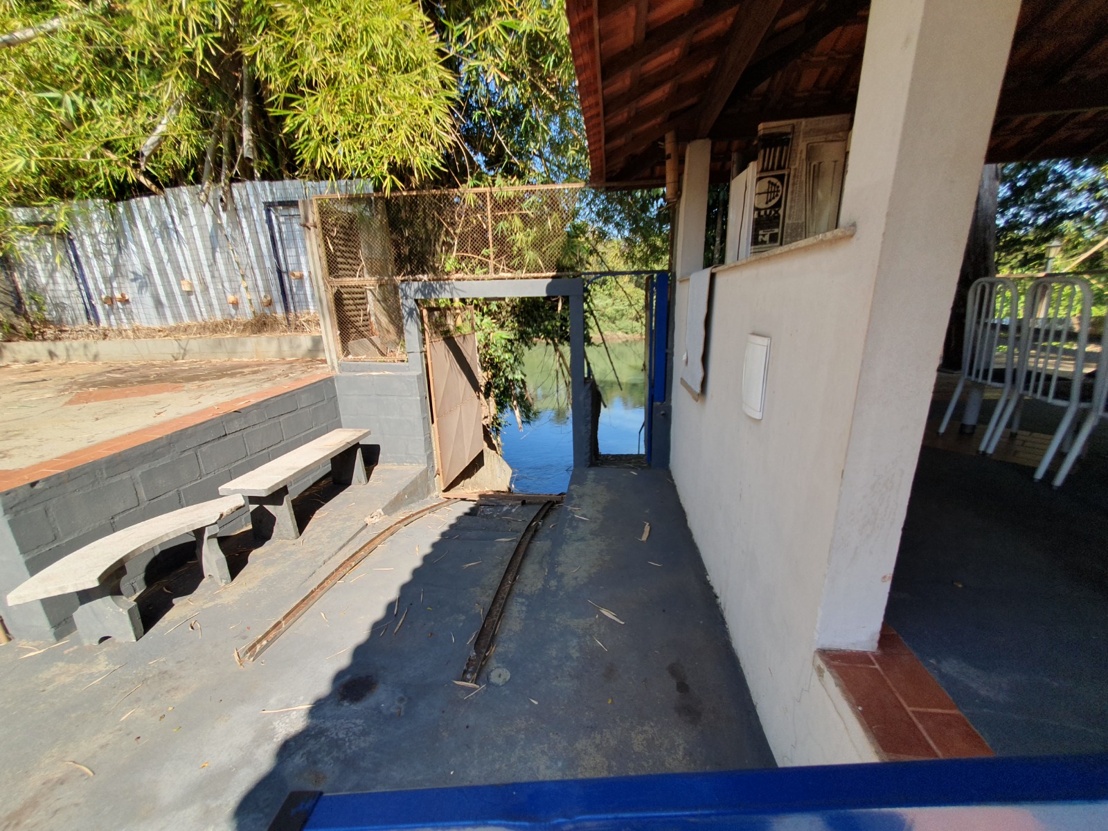 VENDE: RANCHO COMPLETO - BEIRA DO RIO PARDO - FAZENDA PAREDÃO -SERRANA-SP.
