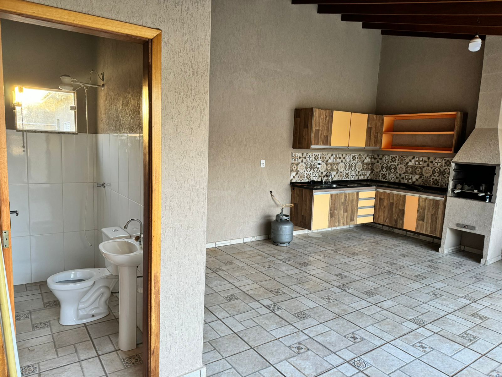 VENDE: CASA COM PISCINA - JARDIM DAS OLIVEIRAS - BRODOWSKI-SP