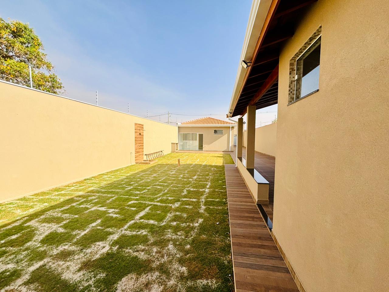 VENDE: CASA 03 DORMITÓRIOS SENDO 01 SUÍTE - AMPLO TERRENO DE 429M² - JARDIM MARIA IMACULADA II - BRODOWSKI