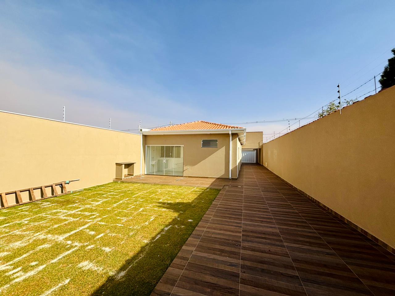 VENDE: CASA 03 DORMITÓRIOS SENDO 01 SUÍTE - AMPLO TERRENO DE 429M² - JARDIM MARIA IMACULADA II - BRODOWSKI